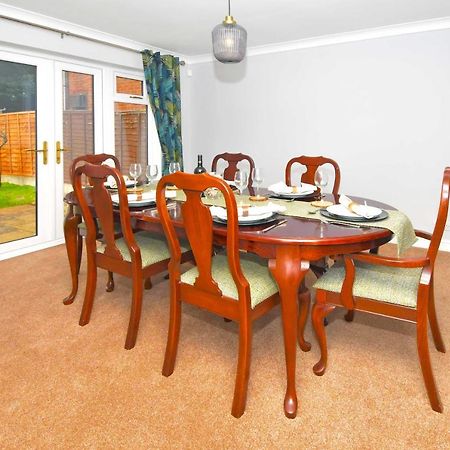 The Glade By Yourstays Huge Single Detached Holiday Home With Big Garden Newcastle-under-Lyme Exterior photo