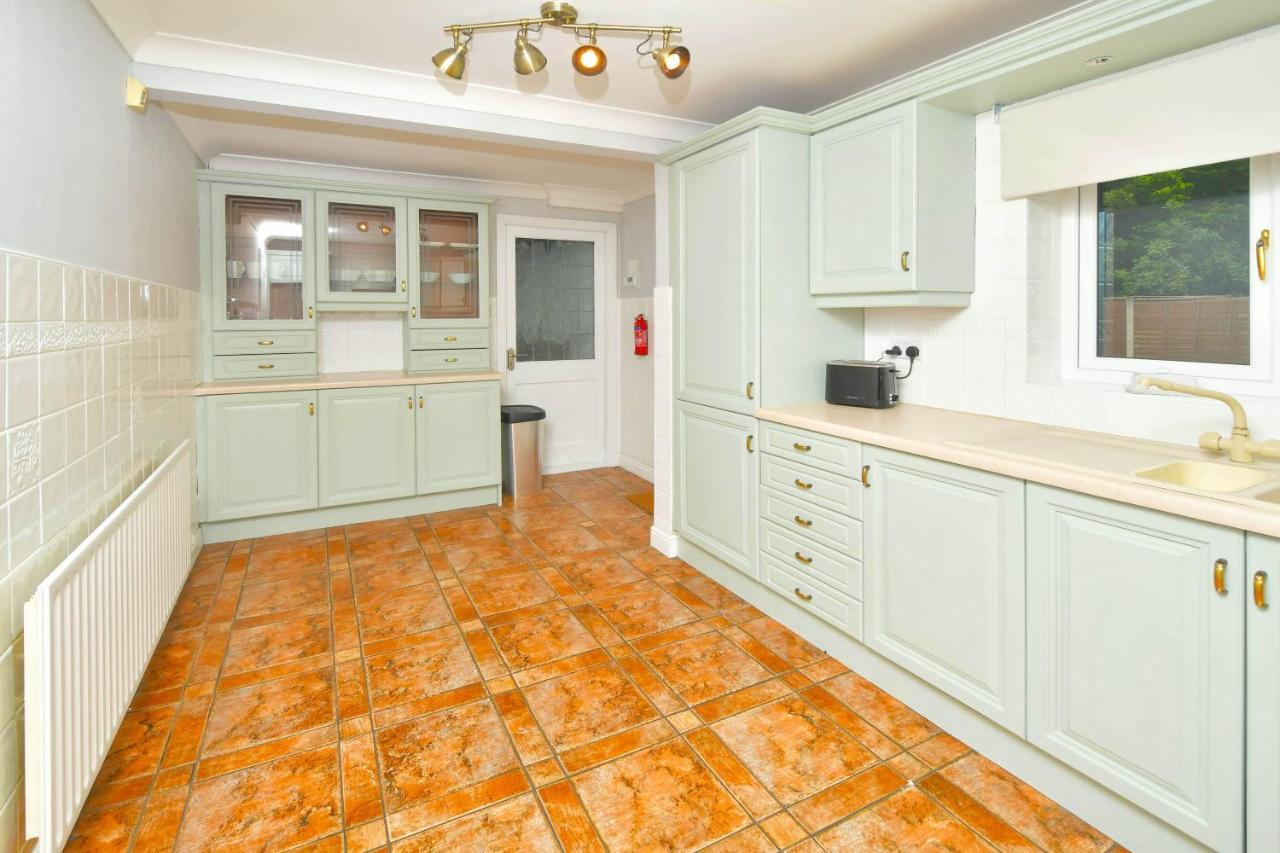 The Glade By Yourstays Huge Single Detached Holiday Home With Big Garden Newcastle-under-Lyme Exterior photo