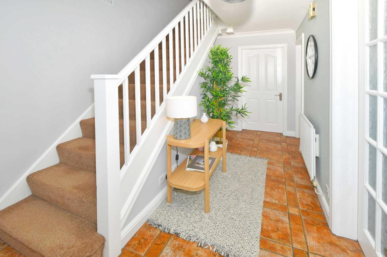 The Glade By Yourstays Huge Single Detached Holiday Home With Big Garden Newcastle-under-Lyme Exterior photo