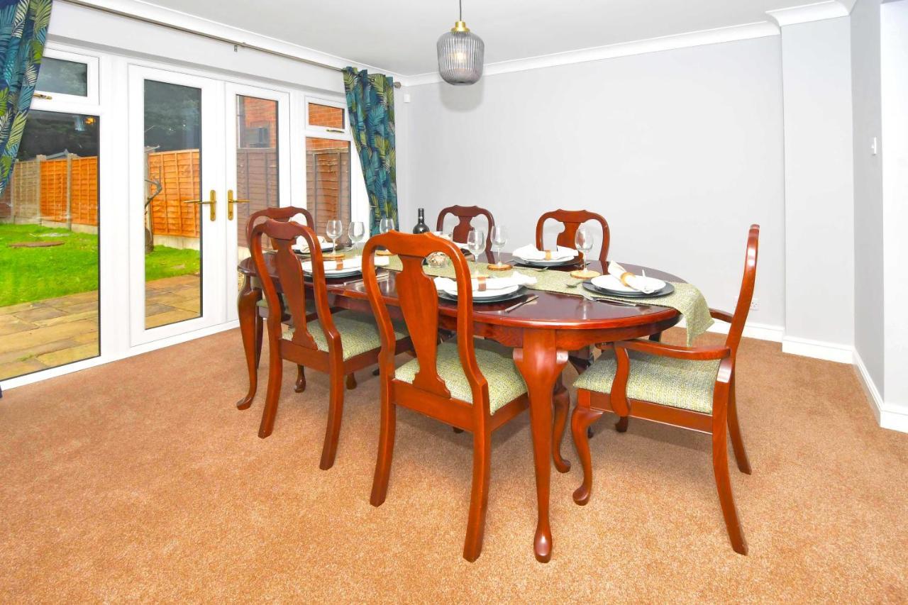 The Glade By Yourstays Huge Single Detached Holiday Home With Big Garden Newcastle-under-Lyme Exterior photo