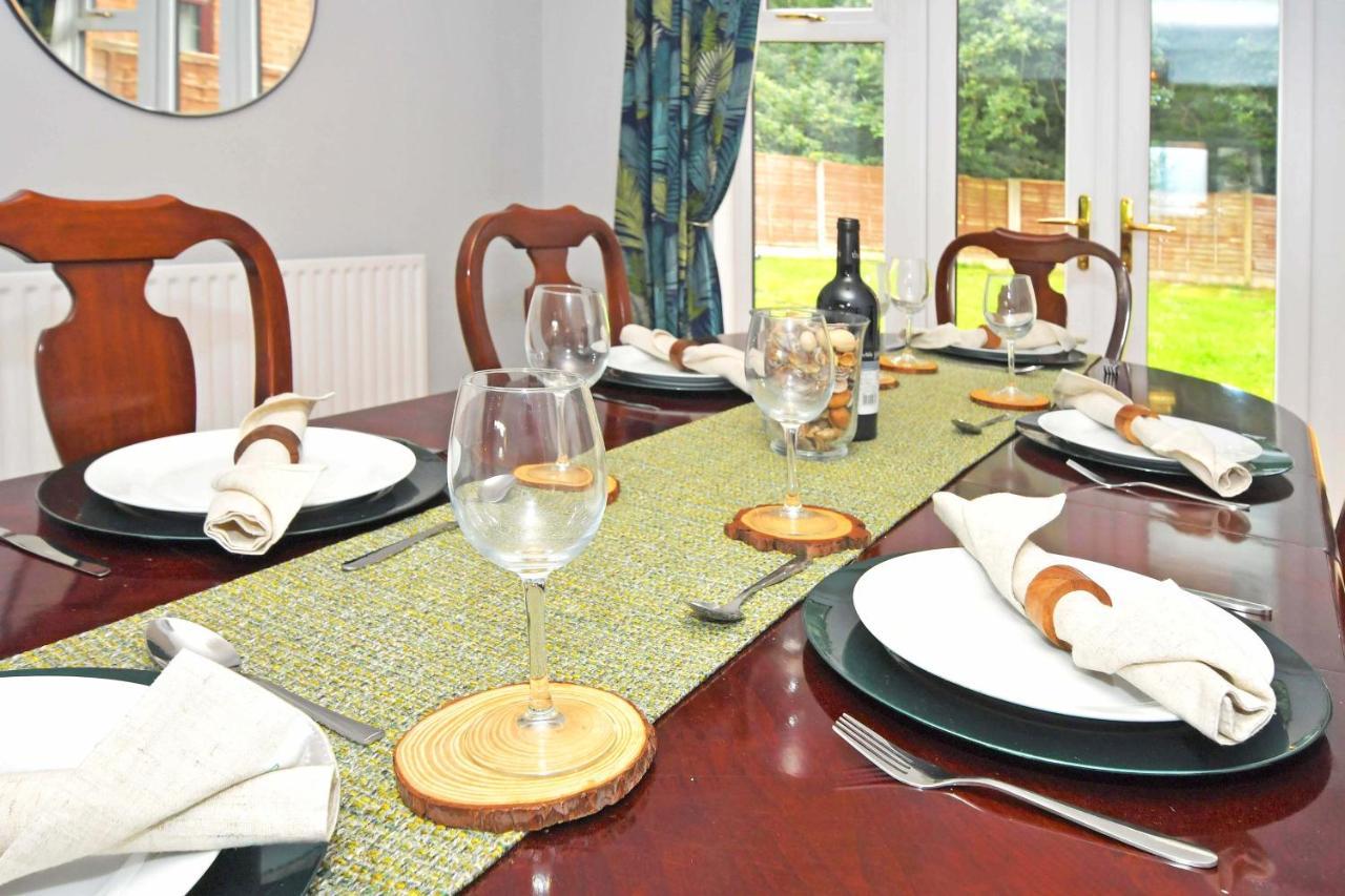 The Glade By Yourstays Huge Single Detached Holiday Home With Big Garden Newcastle-under-Lyme Exterior photo