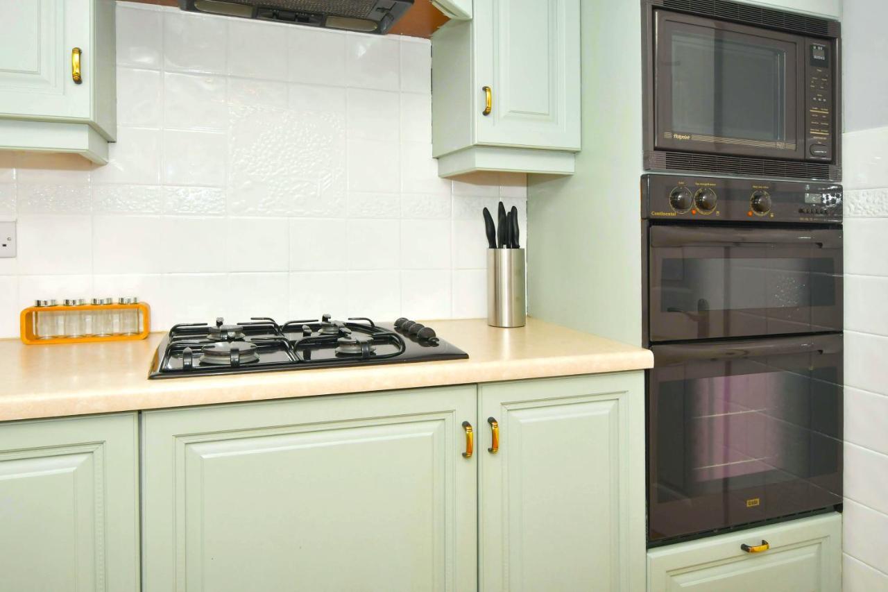 The Glade By Yourstays Huge Single Detached Holiday Home With Big Garden Newcastle-under-Lyme Exterior photo