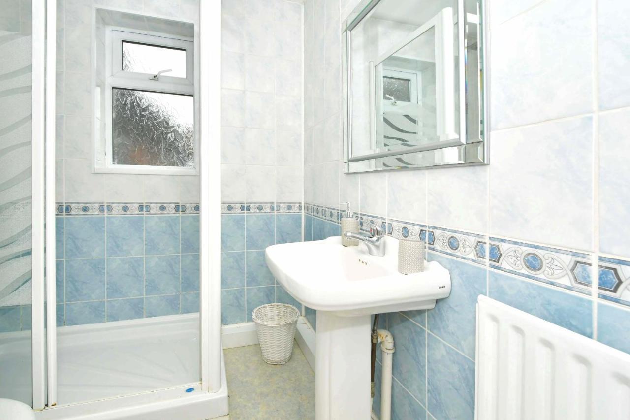 The Glade By Yourstays Huge Single Detached Holiday Home With Big Garden Newcastle-under-Lyme Exterior photo