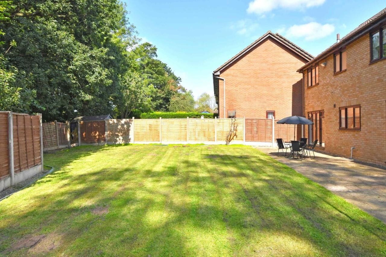 The Glade By Yourstays Huge Single Detached Holiday Home With Big Garden Newcastle-under-Lyme Exterior photo
