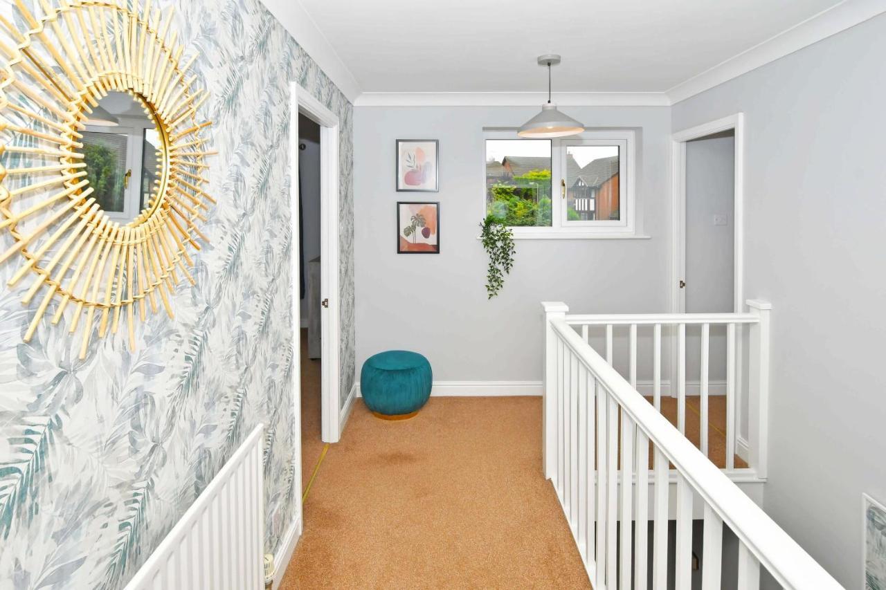 The Glade By Yourstays Huge Single Detached Holiday Home With Big Garden Newcastle-under-Lyme Exterior photo