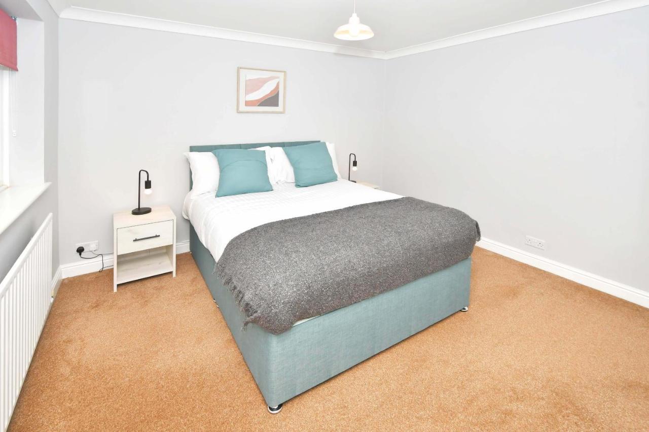 The Glade By Yourstays Huge Single Detached Holiday Home With Big Garden Newcastle-under-Lyme Exterior photo