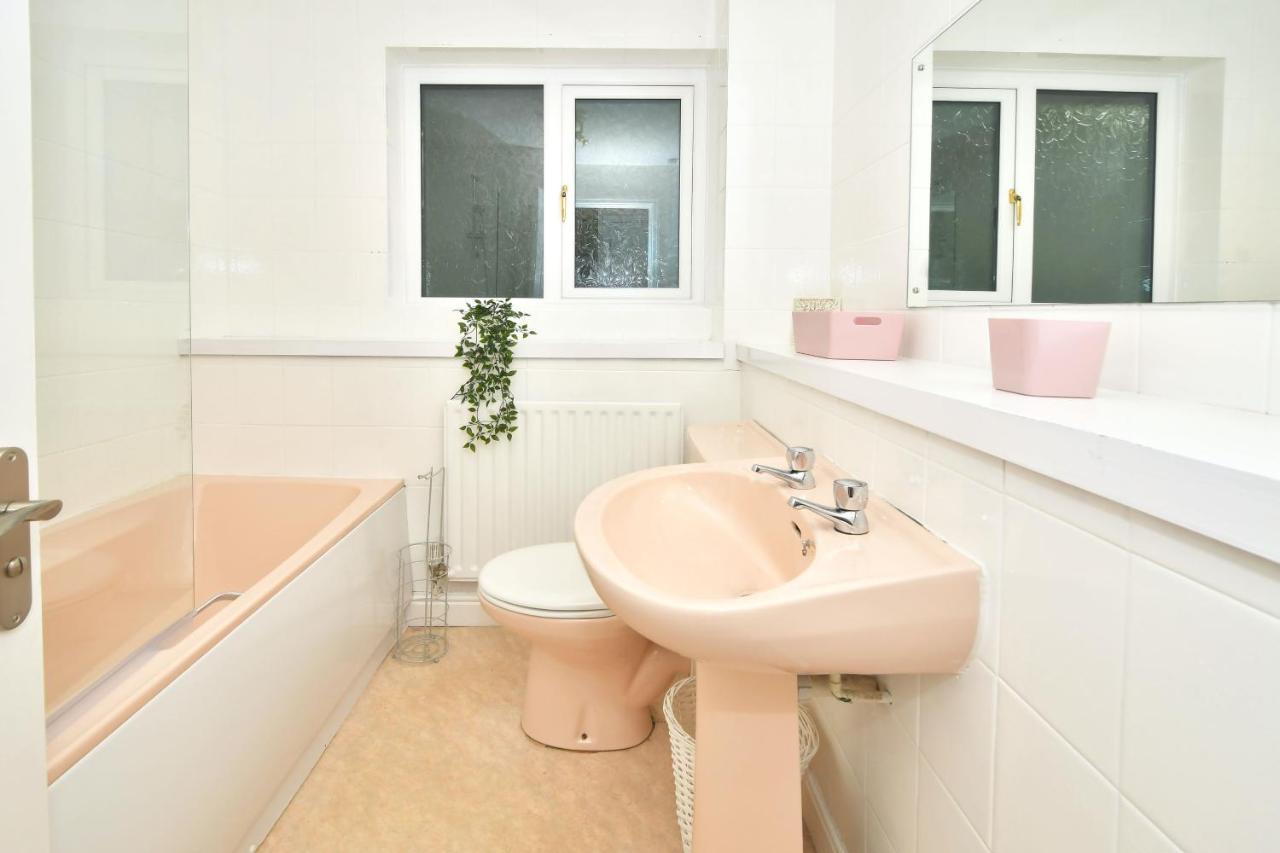 The Glade By Yourstays Huge Single Detached Holiday Home With Big Garden Newcastle-under-Lyme Exterior photo