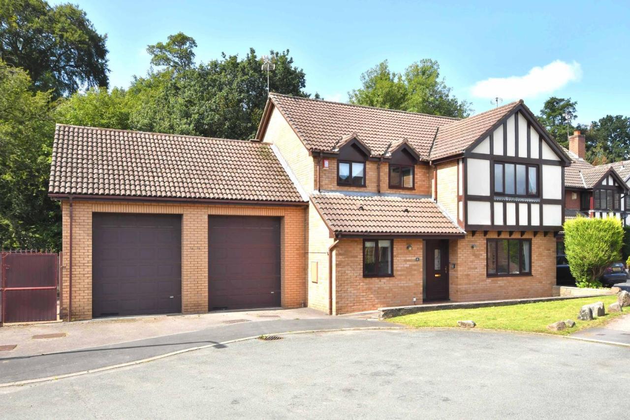 The Glade By Yourstays Huge Single Detached Holiday Home With Big Garden Newcastle-under-Lyme Exterior photo