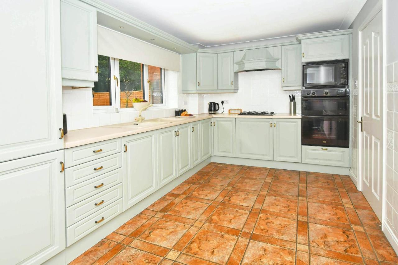 The Glade By Yourstays Huge Single Detached Holiday Home With Big Garden Newcastle-under-Lyme Exterior photo